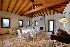 恰納卡萊的住宿－Peaceful House in Bozcaada，客厅配有桌椅和壁炉