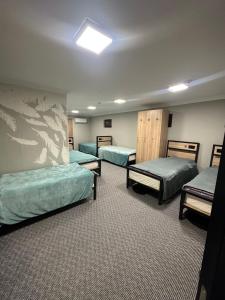 Habitación con 3 camas en una habitación en Hostel 211A en Almaty