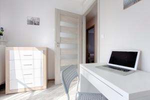 Telewizja i/lub zestaw kina domowego w obiekcie Tyzenhauz Apartments Piwna Street