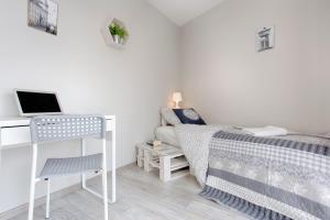 Łóżko lub łóżka w pokoju w obiekcie Tyzenhauz Apartments Piwna Street