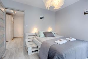 Łóżko lub łóżka w pokoju w obiekcie Tyzenhauz Apartments Piwna Street