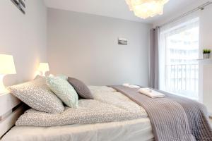 Łóżko lub łóżka w pokoju w obiekcie Tyzenhauz Apartments Piwna Street