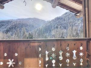 Widok na góry z tego domu w stylu alpejskim