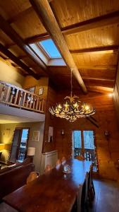 Zdjęcie z galerii obiektu Family Chalet, Stunning Views & New Hot Tub w mieście La Côte dʼArbroz