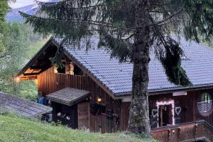 Budynek, w którym mieści się dom w stylu alpejskim