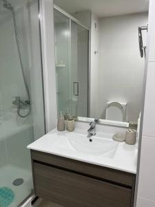 ein weißes Badezimmer mit Waschbecken und Dusche in der Unterkunft Hermoso Departamento Nuevo en el Corazón de Papudo in Papudo
