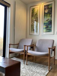 富良野的住宿－縁 EN - The Suites，客厅配有两把椅子和一张桌子