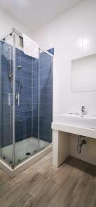 La salle de bains est pourvue d'une douche en verre et d'un lavabo. dans l'établissement Pietrabianca Exclusive Resort, à Pomigliano dʼArco
