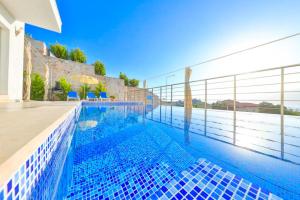 uma piscina numa villa com azulejos azuis em Blue Sea View Villas - Kas Peninsula em Kas