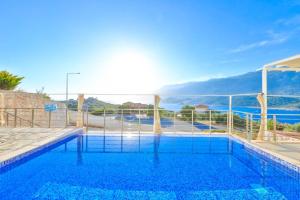 uma piscina com vista para a água em Blue Sea View Villas - Kas Peninsula em Kas