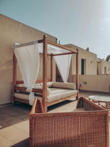 una cama en el techo de una casa en Casa Aloe Vera en El Cotillo