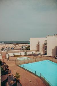 a large swimming pool in front of a building at Casa Aloe Vera in Cotillo