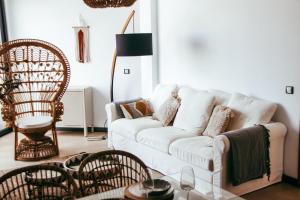 a living room with a white couch and chairs at Casa Aloe Vera in El Cotillo