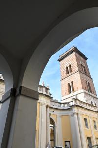 a building with a clock tower in the background at B&B a Capua - I PORTICI del centro in Capua