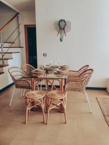 comedor con mesa de madera y sillas en Casa Aloe Vera en El Cotillo