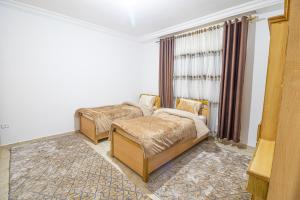 Een bed of bedden in een kamer bij شقة مفروشة في شفا بدران عمان