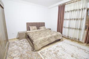 Een bed of bedden in een kamer bij شقة مفروشة في شفا بدران عمان