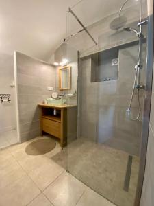 Koupelna v ubytování Gîte en Cévennes du sud, bergerie restaurée au rez de jardin d'une bastide avec piscine, vue exceptionnelle, authenticité et confort