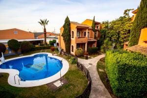an aerial view of a house with a swimming pool at Apartahotel La Espadaña in Rota