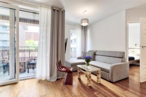 salon z kanapą i stołem w obiekcie Tyzenhauz Apartments Piwna Street w Krakowie
