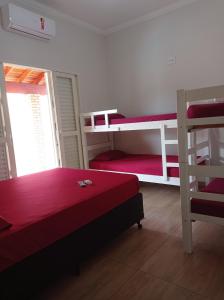 Katil dua tingkat atau katil-katil dua tingkat dalam bilik di Casa Temporada Belo Por do Sol