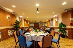 - une salle à manger avec une table et des chaises dans l'établissement Apartahotel La Espadaña, à Rota