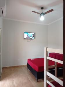 una camera con letto e ventilatore a soffitto di Casa Temporada Belo Por do Sol a Olímpia