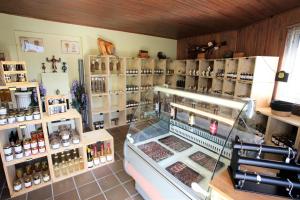 una tienda con un montón de productos en una habitación en Acropole Asco, en Asco