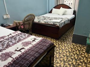 Hotel Quality في Kakarvitta: غرفة فندقية بسريرين وكرسي