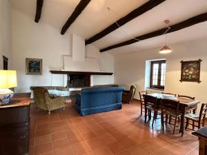 - un salon avec un canapé bleu et une table dans l'établissement Il Palluccaro, à Acquapendente