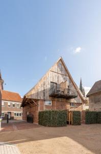 an old barn with a balcony on the side of it at TORhaus Appartments Sendenhorst in Sendenhorst