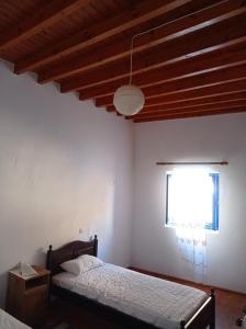 Postel nebo postele na pokoji v ubytování quiet stone house in Nisyros + 13 fotografií