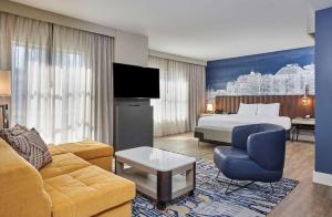 Habitación de hotel con cama y sofá en Hyatt Centric the Pike Long Beach en Long Beach