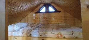 CheţaniにあるLa Haciendaの窓付きの木造の部屋のベッド1台