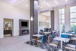 um restaurante com mesas e cadeiras e uma lareira em La Quinta by Wyndham Chattanooga - East Ridge em Chattanooga