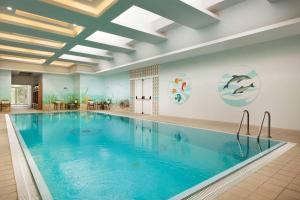 Bazén v ubytování Wyndham Loutraki Poseidon Resort nebo v jeho okolí