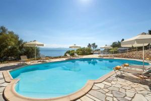 Bazén v ubytování Wyndham Loutraki Poseidon Resort nebo v jeho okolí