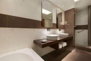 Koupelna v ubytování Wyndham Loutraki Poseidon Resort