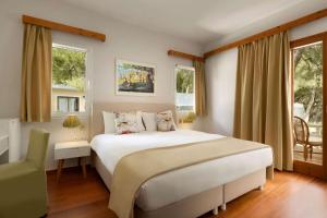 Postel nebo postele na pokoji v ubytování Wyndham Loutraki Poseidon Resort