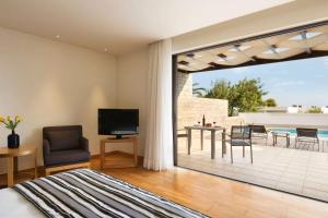 TV a/nebo společenská místnost v ubytování Wyndham Loutraki Poseidon Resort