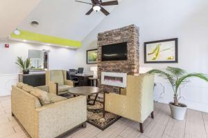 a living room with chairs and a fireplace at Quality Inn Gallatin-Nashville Metro in Gallatin
