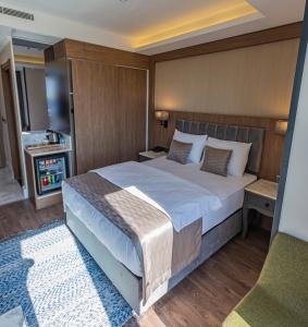 Hamitbey Hotel Yenikapı في إسطنبول: غرفة نوم بسرير كبير في غرفة