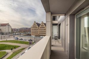 een balkon met uitzicht op de stad bij GREAT Grano Residence in Gdańsk