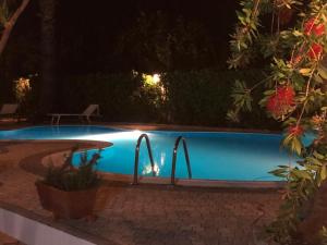 ein Schwimmbad in der Nacht in der Unterkunft B&B ELIA in Giffoni Sei Casali