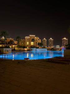 Der Swimmingpool an oder in der Nähe von Beachfront Luxury Apartment-Pearl Island شقه مطله على الشاطئ بجزيرة اللؤلؤه