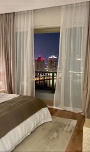 Postel nebo postele na pokoji v ubytování Beachfront Luxury Apartment-Pearl Island شقه مطله على الشاطئ بجزيرة اللؤلؤه
