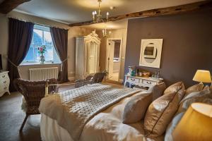 sypialnia z dużym łóżkiem i oknem w obiekcie Plough Inn w mieście Lupton