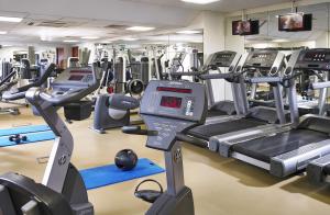 een fitnessruimte met diverse loopbanden en cardio-apparatuur bij Camden Court Hotel in Dublin