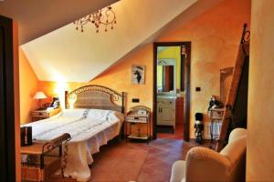 een slaapkamer met een groot bed en een spiegel bij Casa Os Castelos in Monteviján