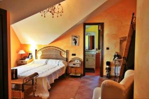 a bedroom with a large bed and a mirror at Casa Os Castelos in Monteviján